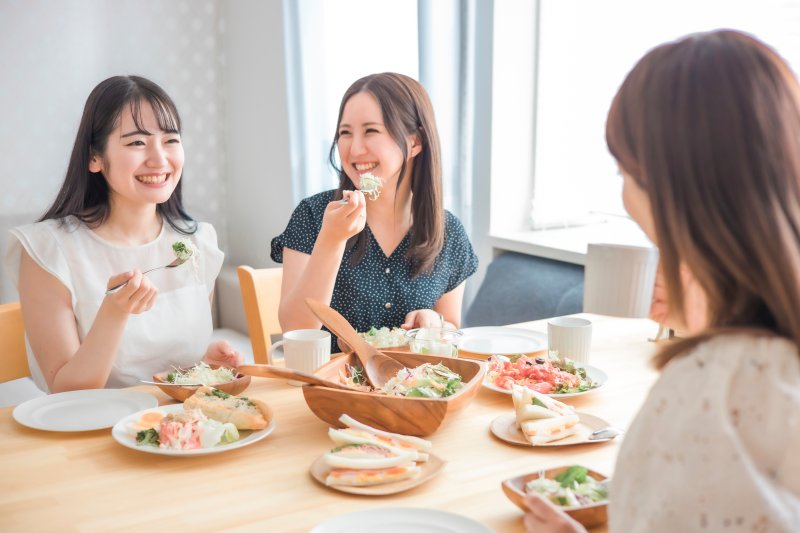 食事をする3人の女性